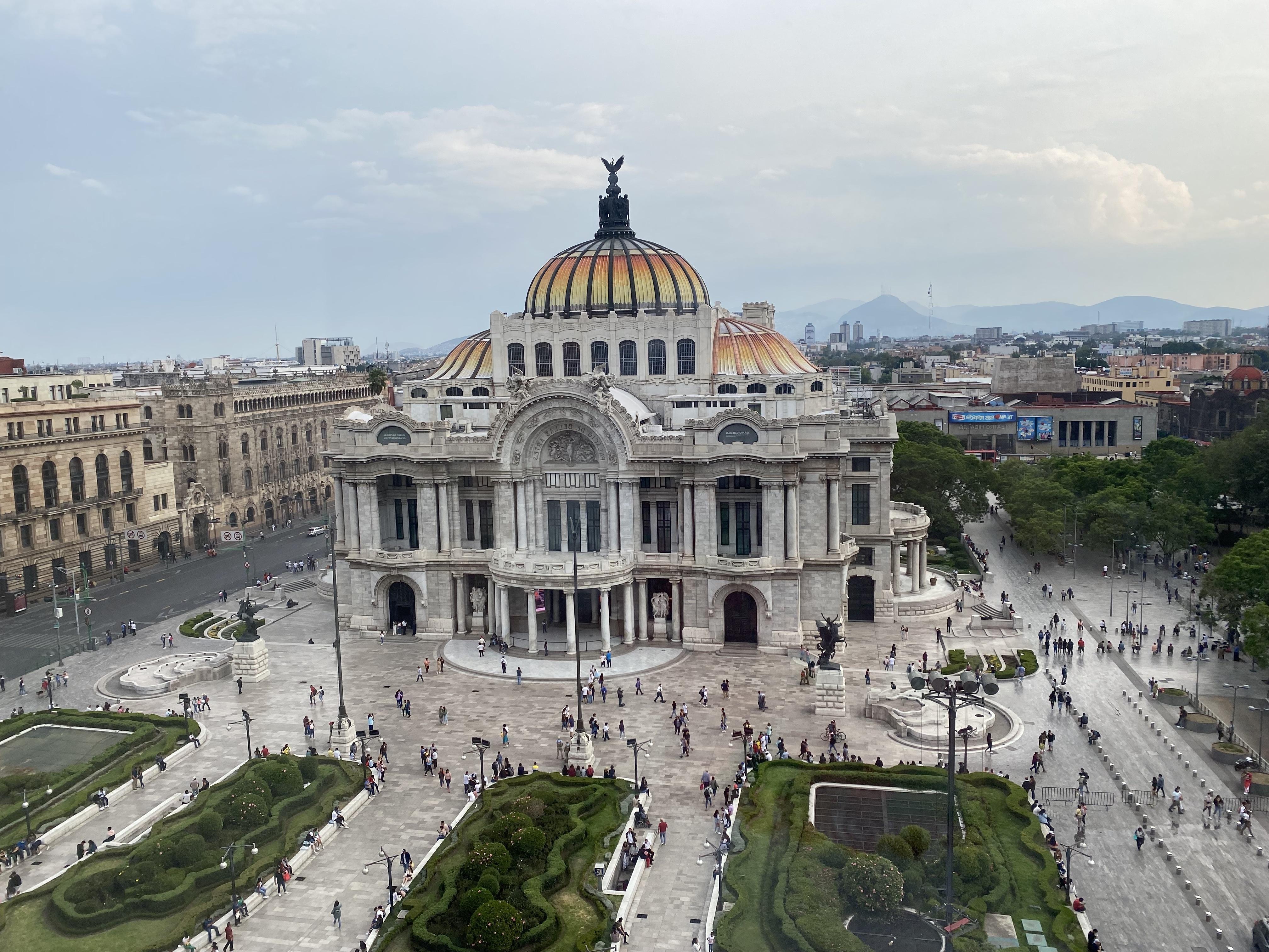 Palacio de Bellas Artes（墨西哥），背景中可以看到山脉